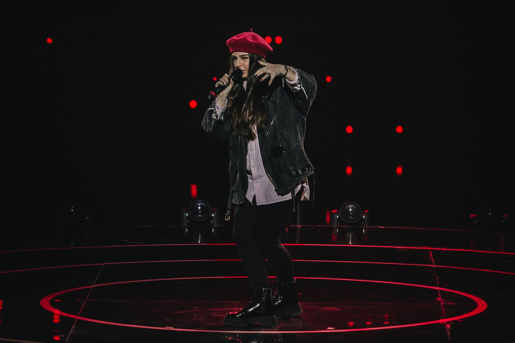 Владимир Остапчук зачитает рэп во время четвертого эфира слепых прослушиваний шоу Голос страны-10